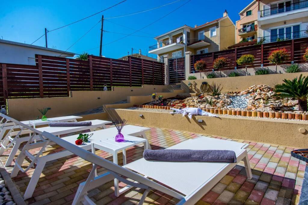 Avocado Villa Offering Peace And Relaxation アルゴストリオン エクステリア 写真