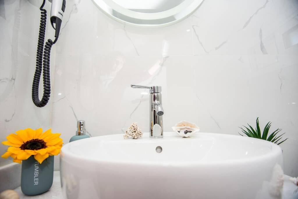 Avocado Villa Offering Peace And Relaxation アルゴストリオン エクステリア 写真