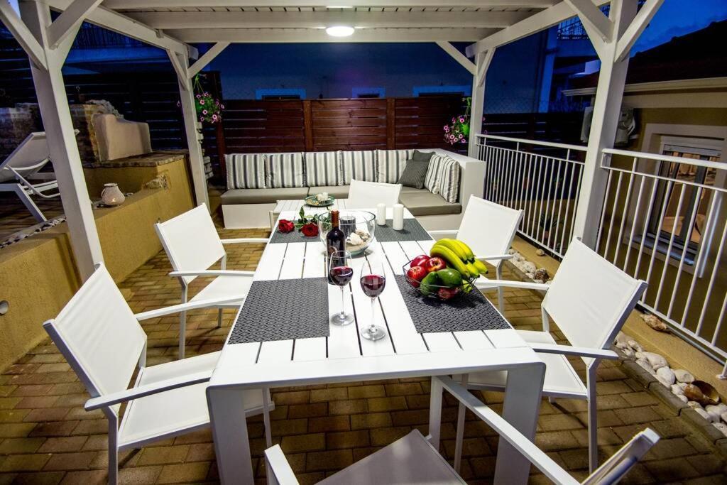 Avocado Villa Offering Peace And Relaxation アルゴストリオン エクステリア 写真