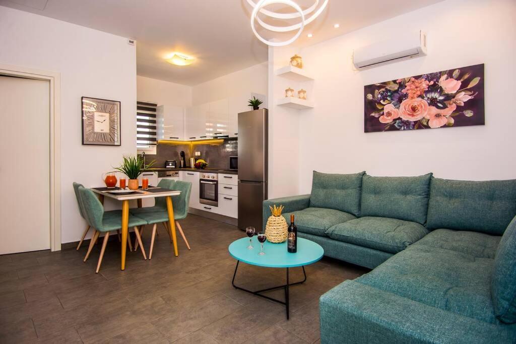 Avocado Villa Offering Peace And Relaxation アルゴストリオン エクステリア 写真